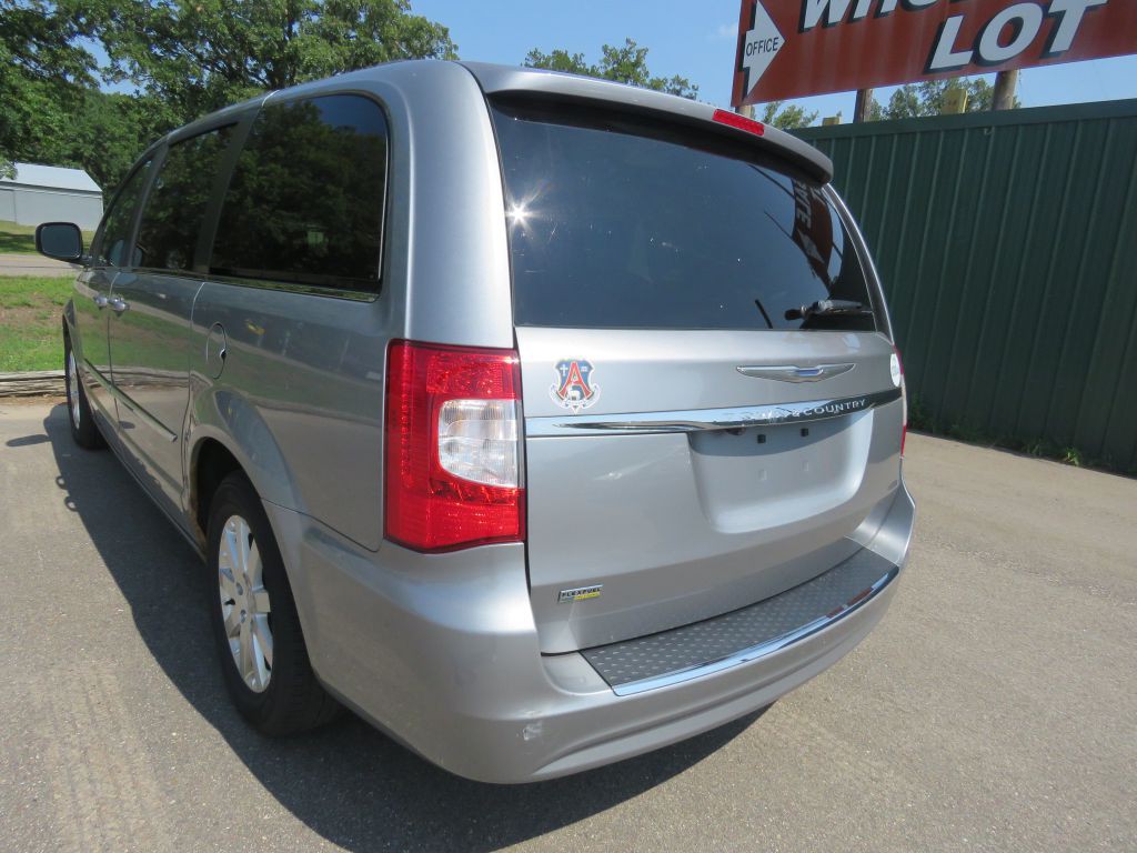 2015 Chrysler Town & Country Image 8