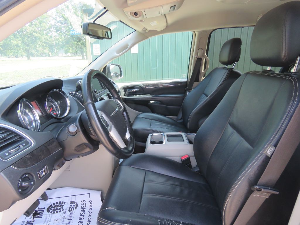 2015 Chrysler Town & Country Image 9