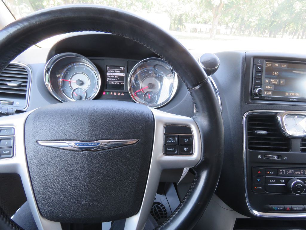 2015 Chrysler Town & Country Image 10