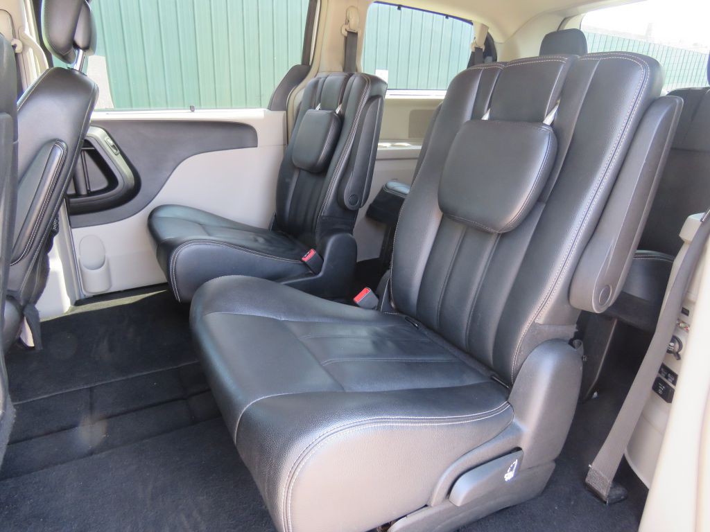 2015 Chrysler Town & Country Image 11