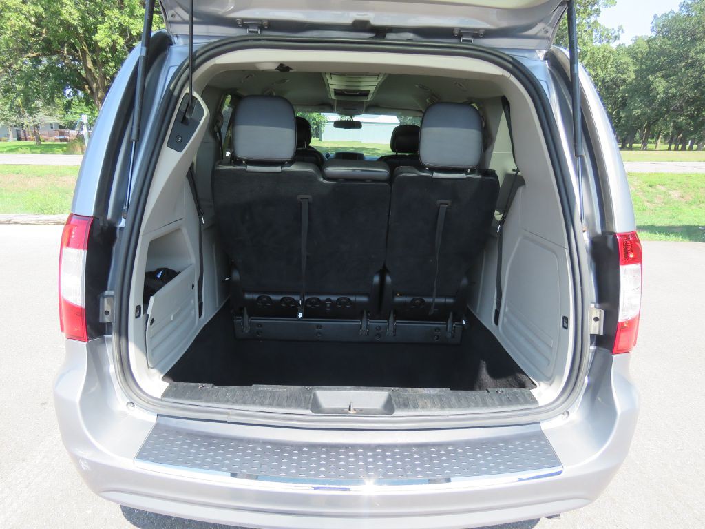 2015 Chrysler Town & Country Image 12