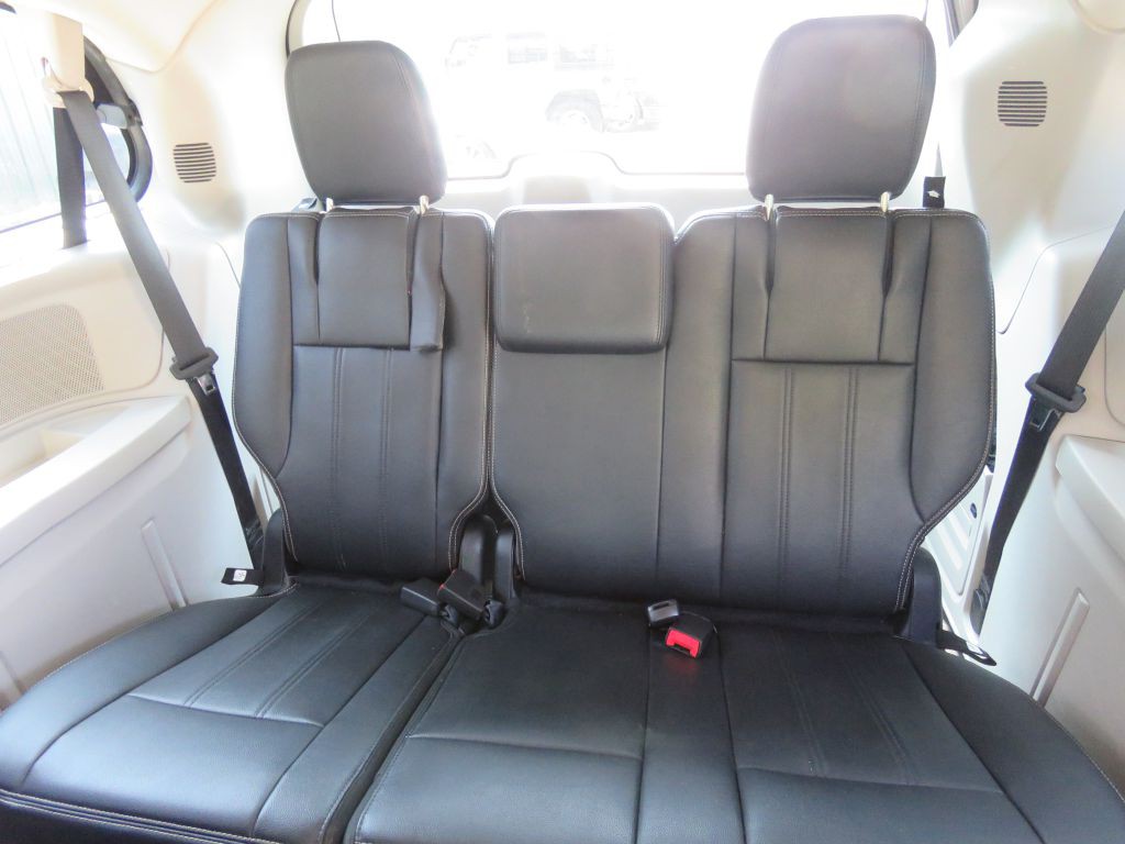 2015 Chrysler Town & Country Image 13