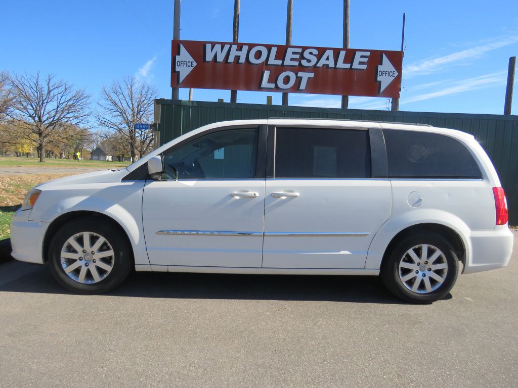 2012 Chrysler Town & Country Image 1