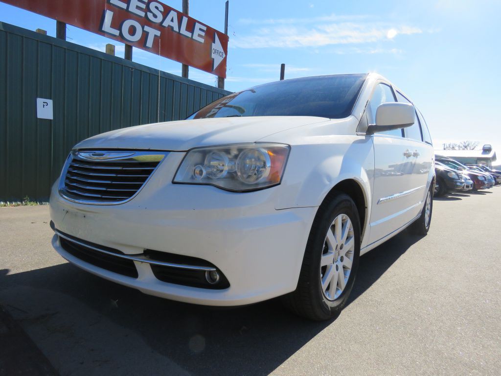 2012 Chrysler Town & Country Image 2
