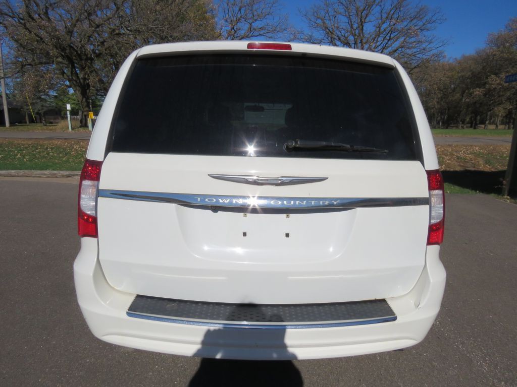 2012 Chrysler Town & Country Image 7
