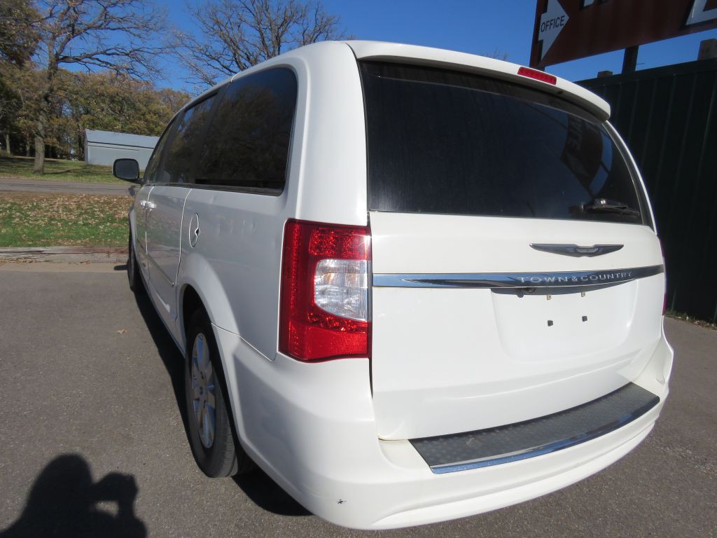 2012 Chrysler Town & Country Image 8
