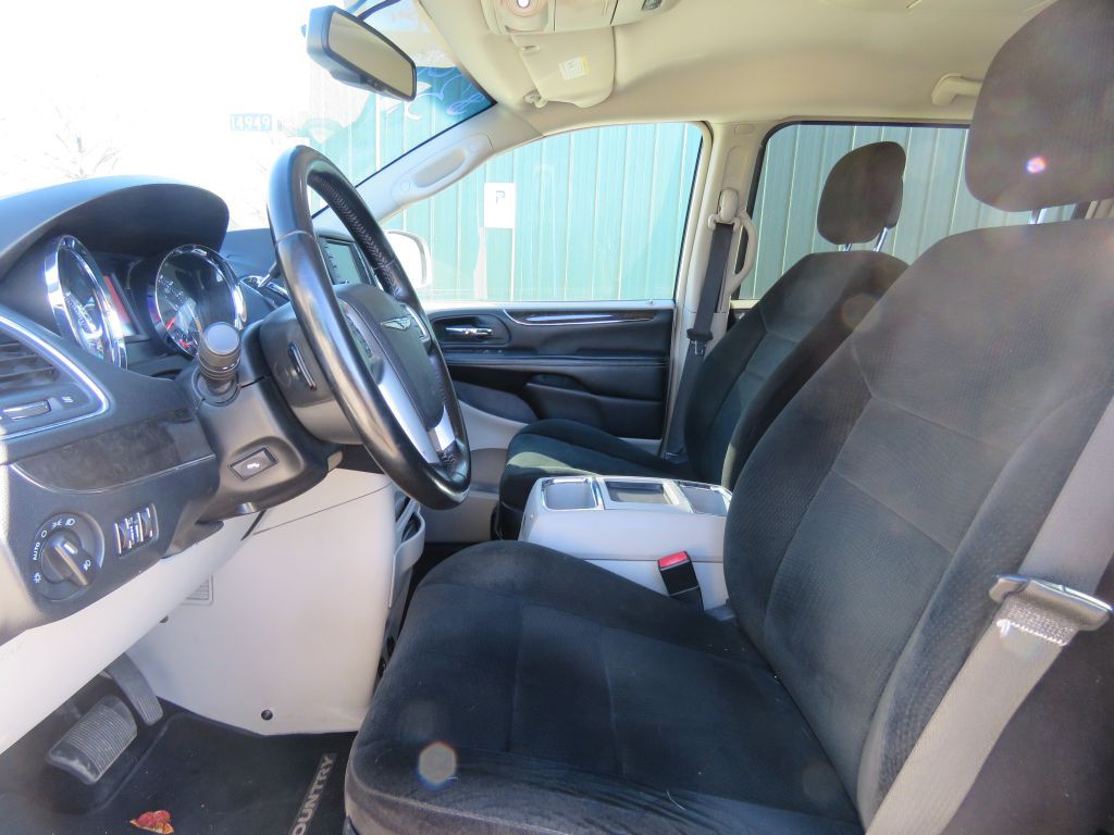 2012 Chrysler Town & Country Image 9