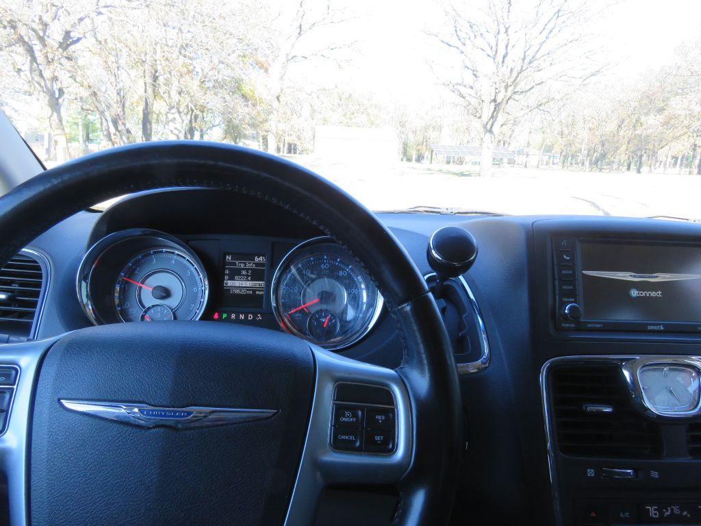 2012 Chrysler Town & Country Image 10