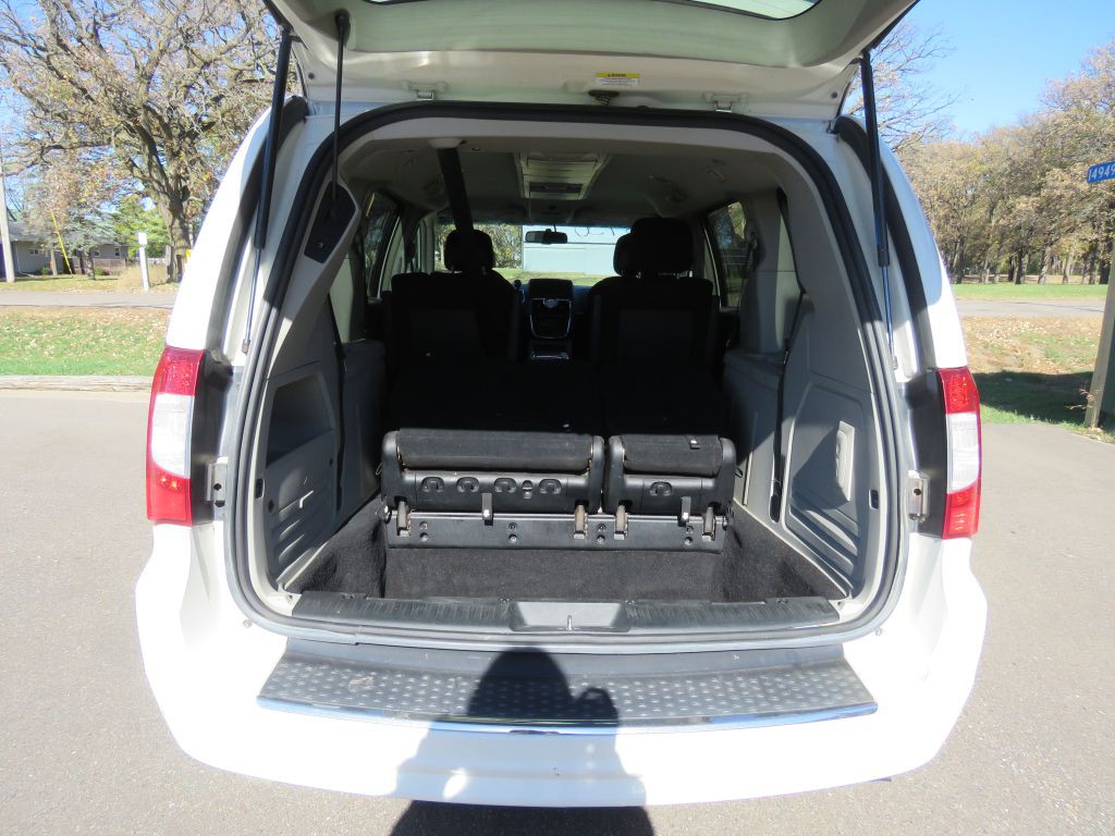2012 Chrysler Town & Country Image 13