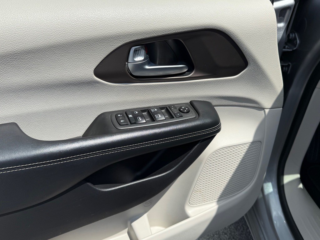 2021 Chrysler Voyager Image 12