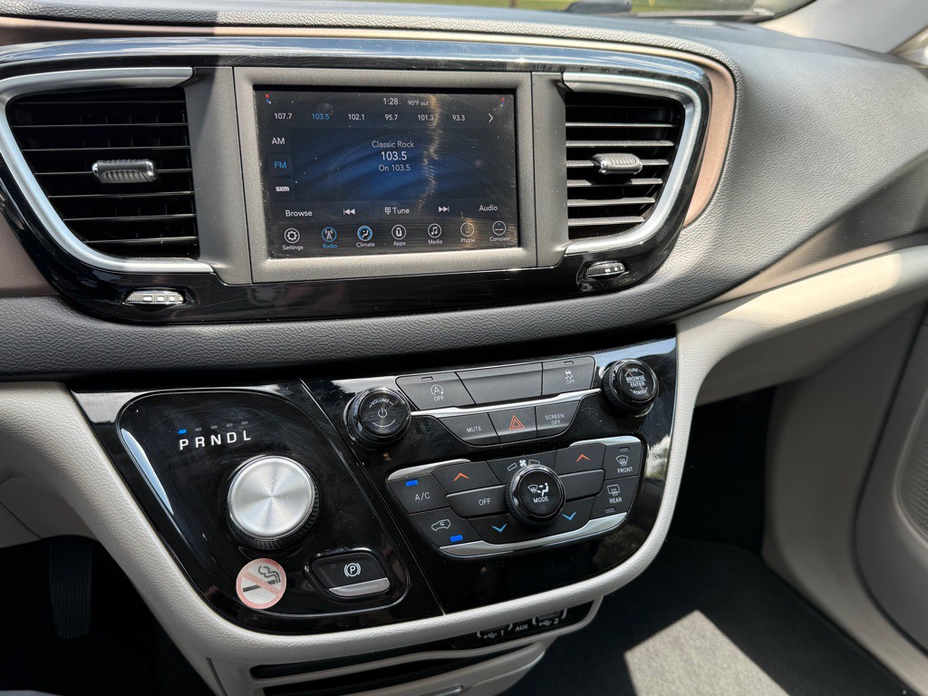 2021 Chrysler Voyager Image 13