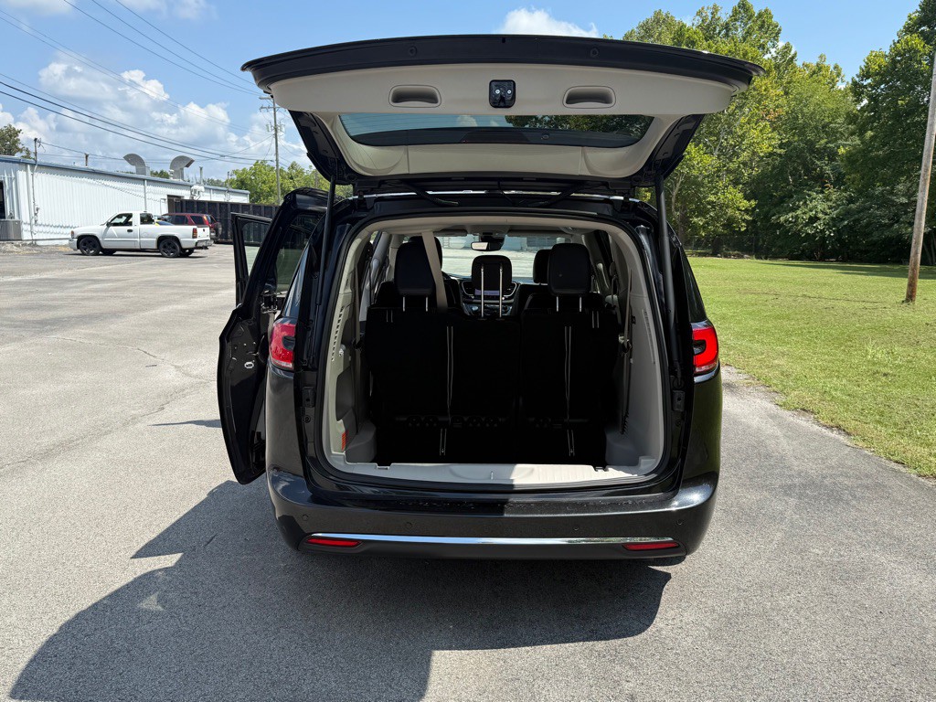 2022 Chrysler Pacifica Image 11