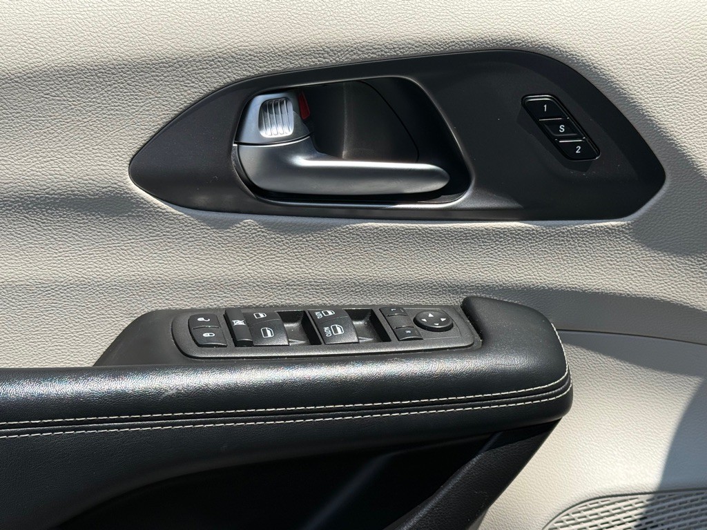 2022 Chrysler Pacifica Image 15