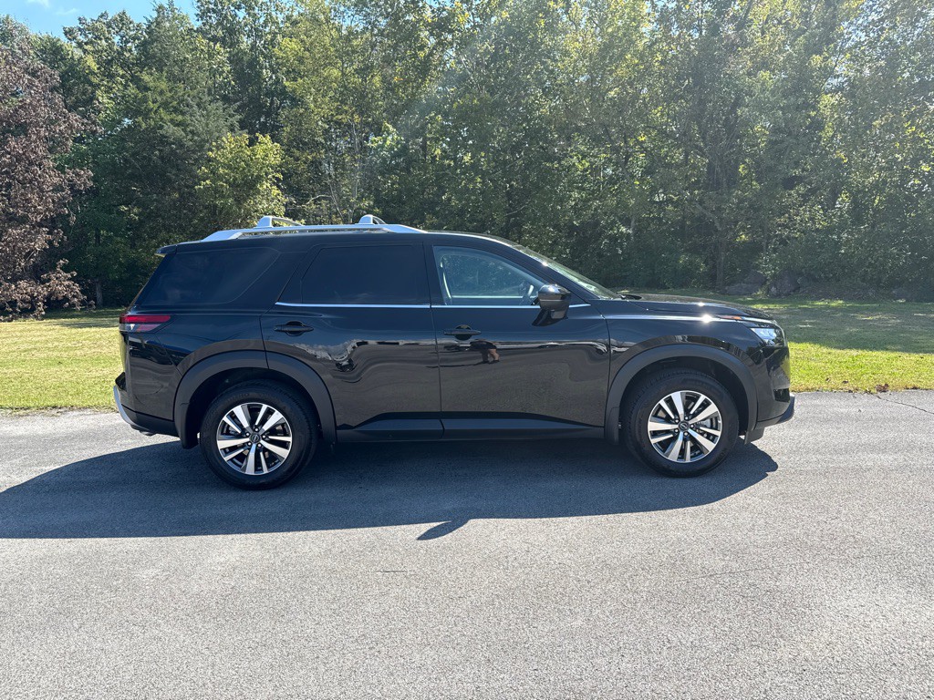 2025 Nissan Pathfinder Image 2