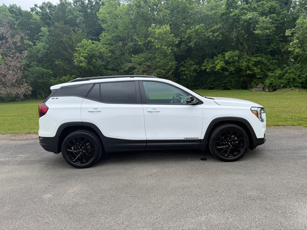 2023 GMC Terrain Image 2