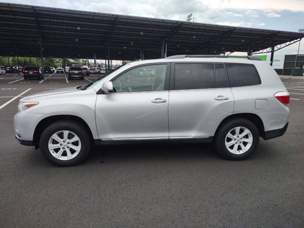 2013 Toyota Highlander Image 2