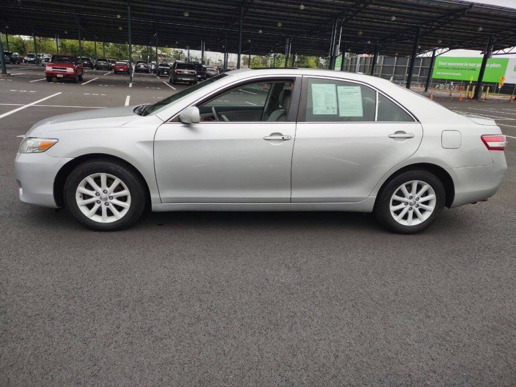 2010 Toyota Camry Image 2