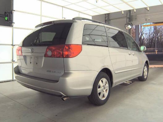 2008 Toyota Sienna Image 2
