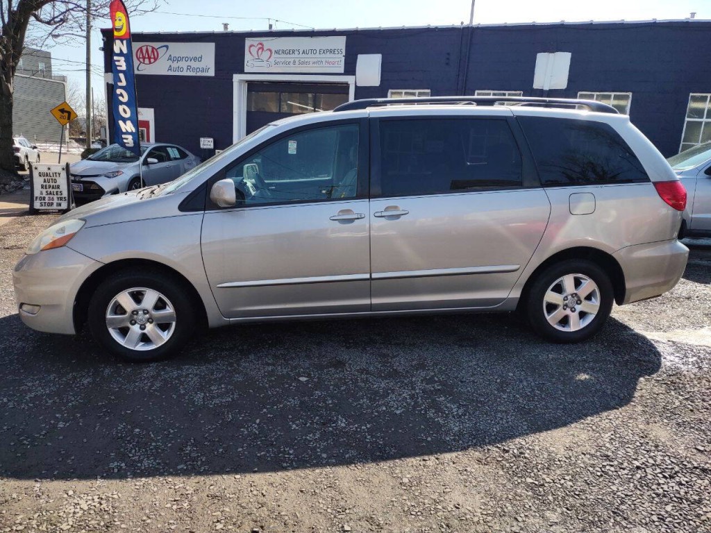 2008 Toyota Sienna Image 1