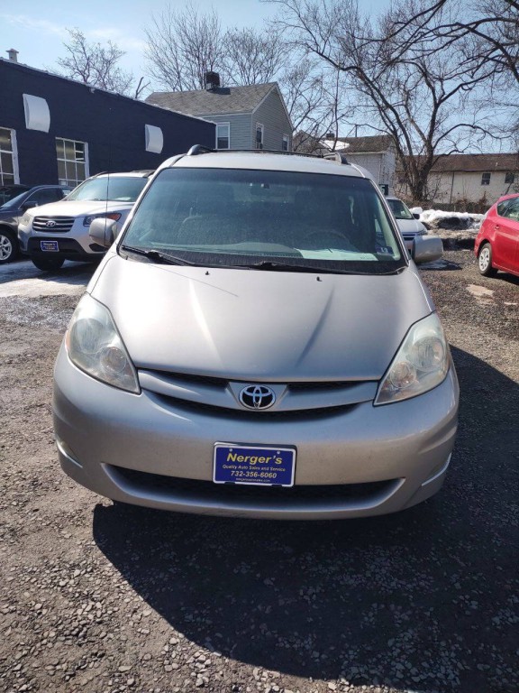 2008 Toyota Sienna Image 2