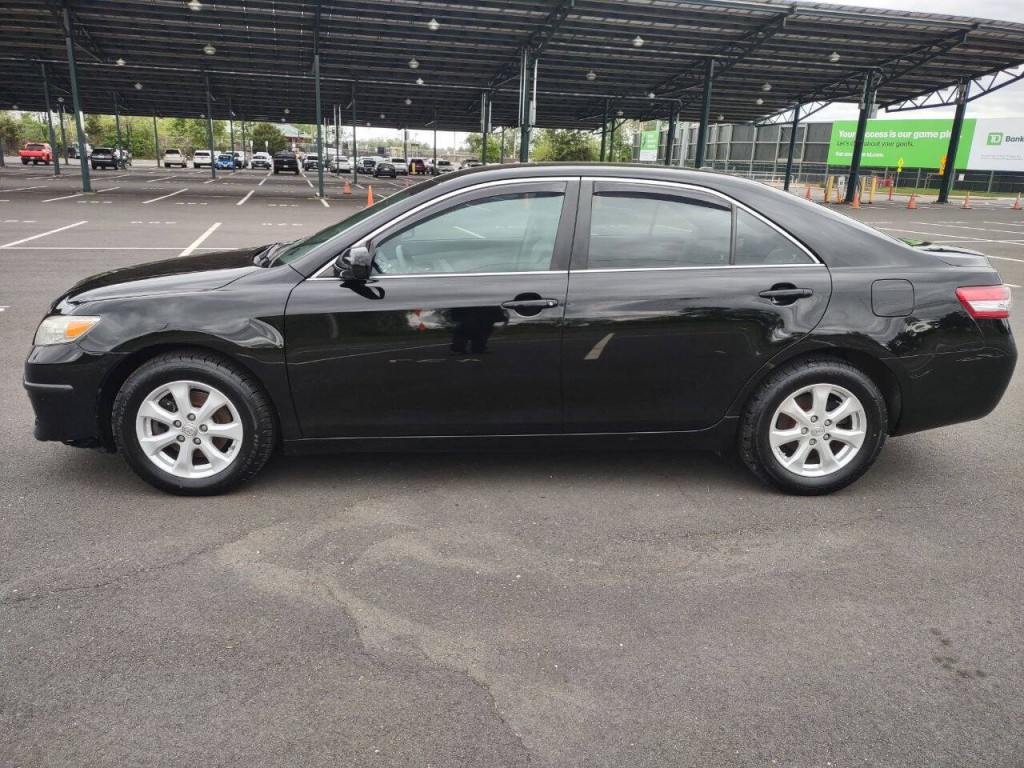 2011 Toyota Camry Image 2