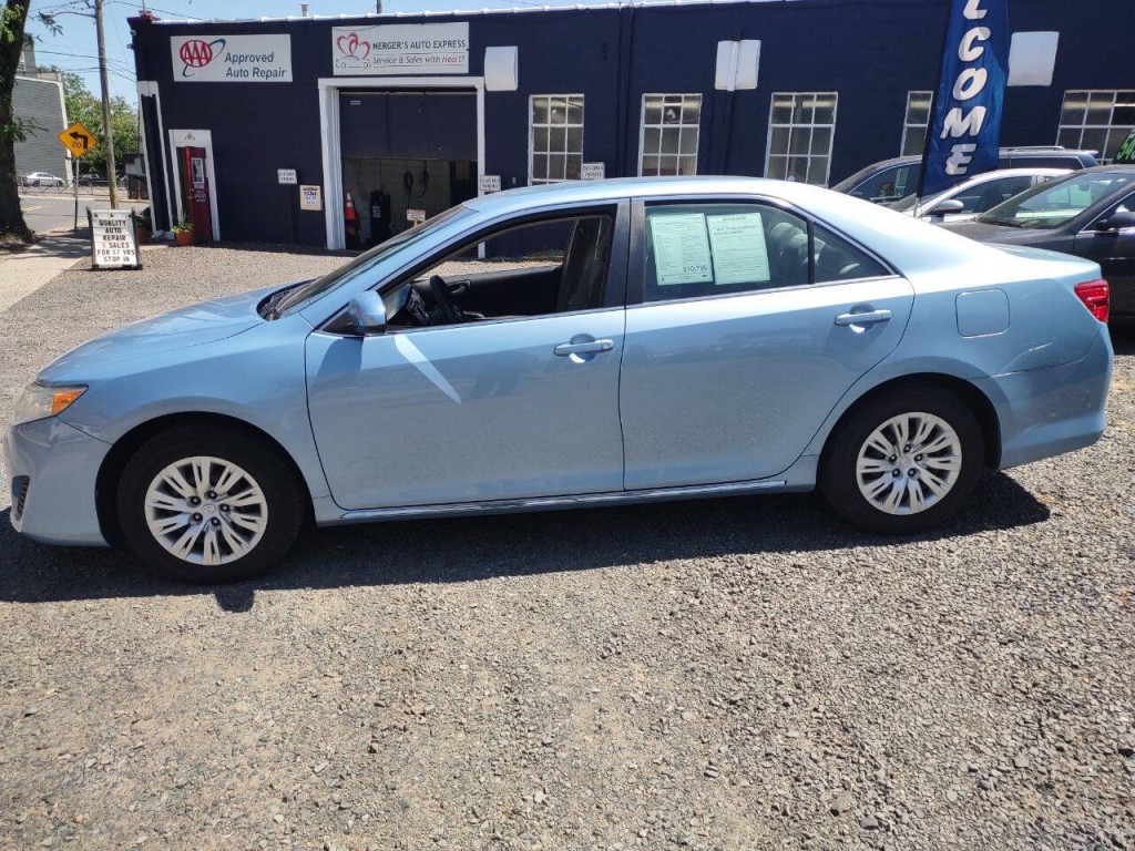2012 Toyota Camry Image 1