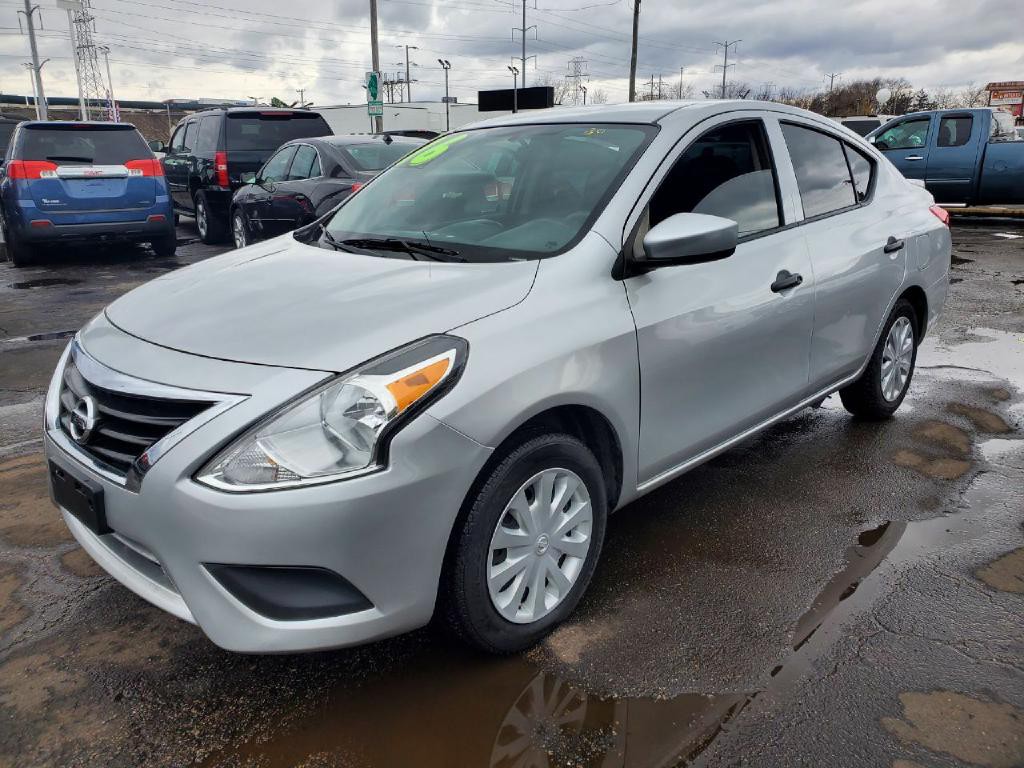 2016 Nissan Versa Image 2