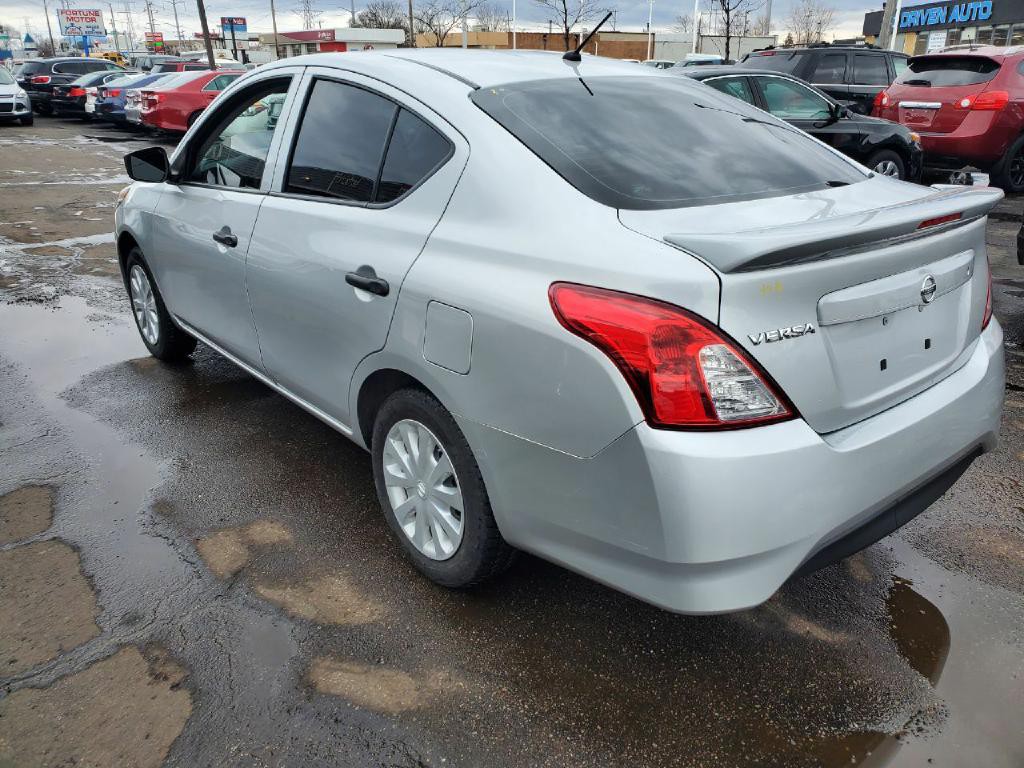 2016 Nissan Versa Image 3