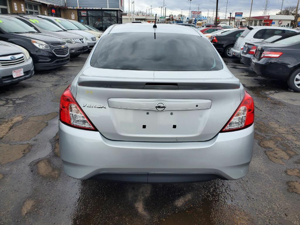 2016 Nissan Versa Image 4
