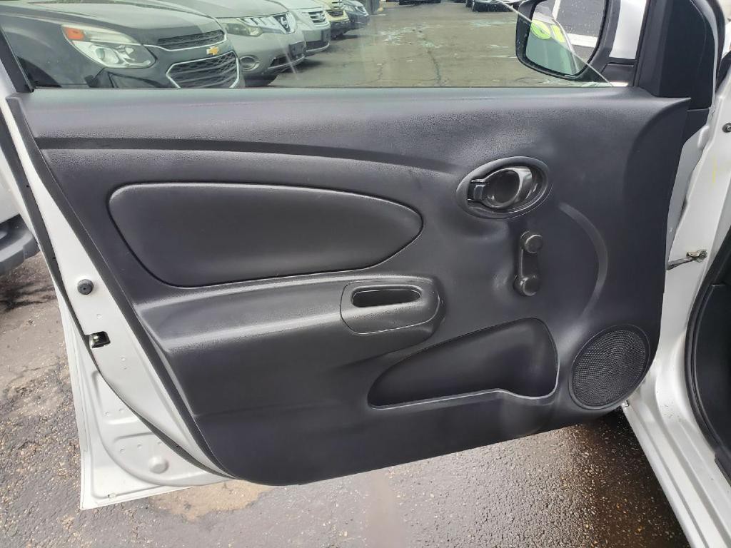 2016 Nissan Versa Image 8