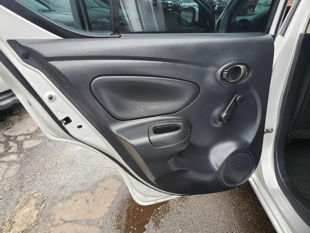2016 Nissan Versa Image 10