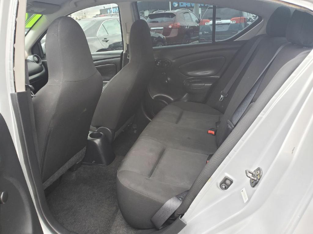 2016 Nissan Versa Image 11