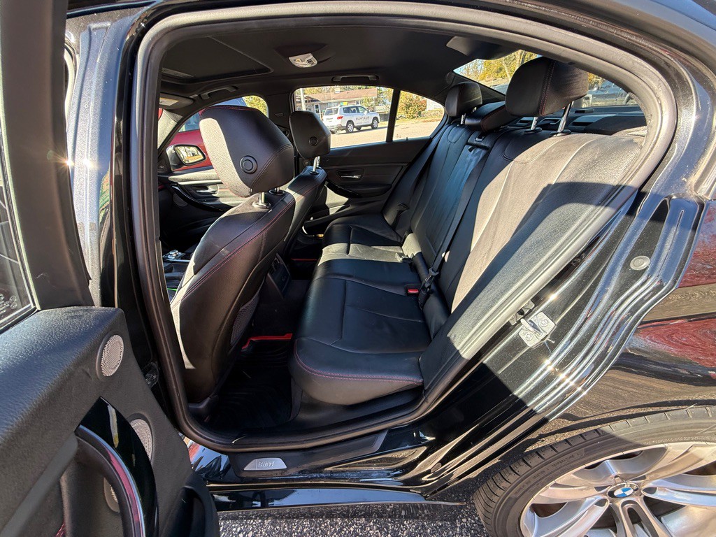 2013 BMW 3 Series Image 17