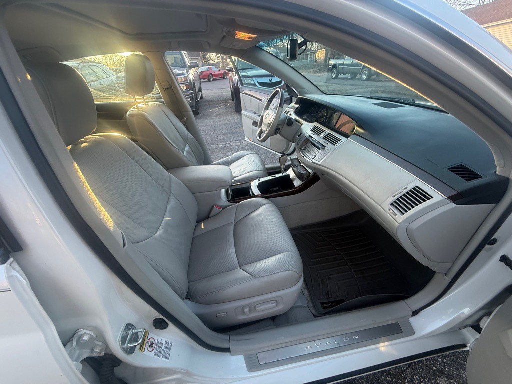 2009 Toyota Avalon Image 16
