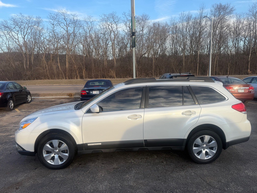 2010 Subaru Outback Image 2