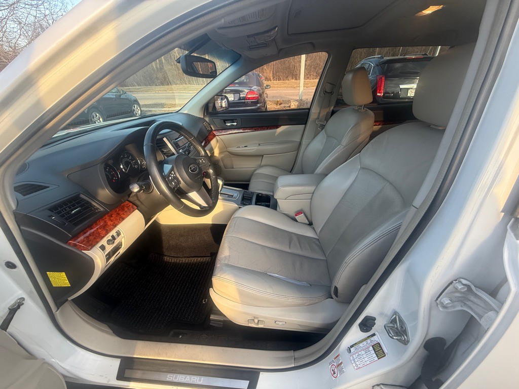 2010 Subaru Outback Image 9