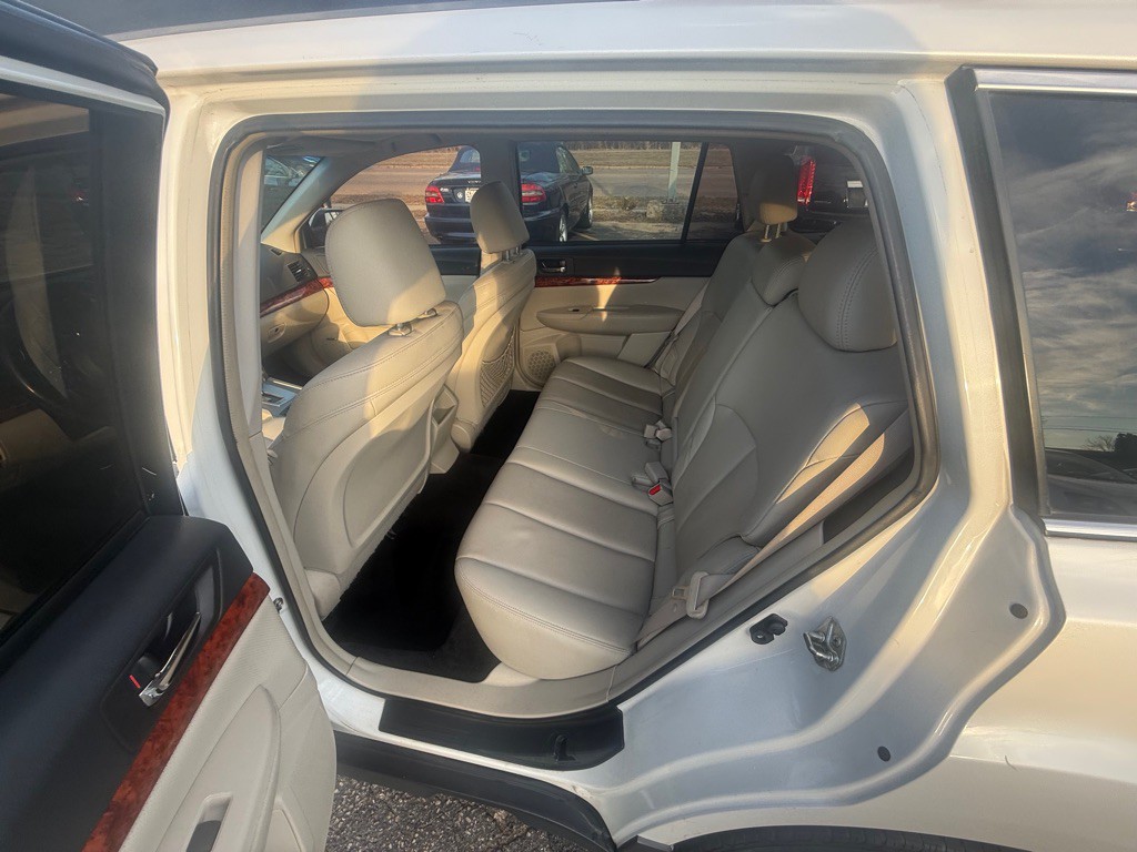 2010 Subaru Outback Image 14