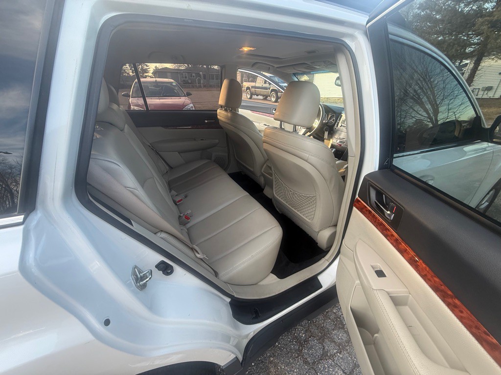 2010 Subaru Outback Image 16