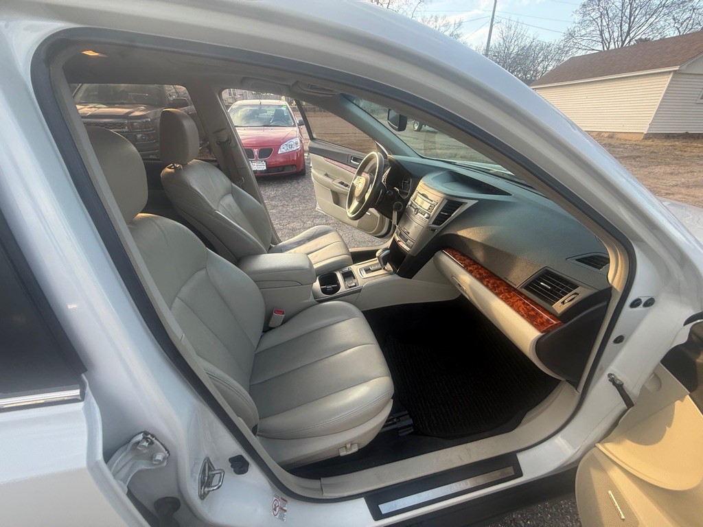 2010 Subaru Outback Image 17
