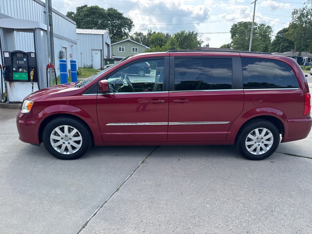 2015 Chrysler Town & Country Image 3
