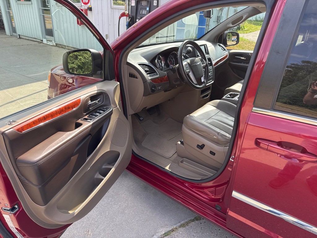 2015 Chrysler Town & Country Image 9
