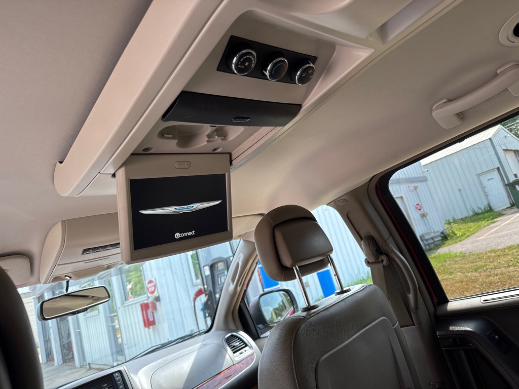 2015 Chrysler Town & Country Image 11
