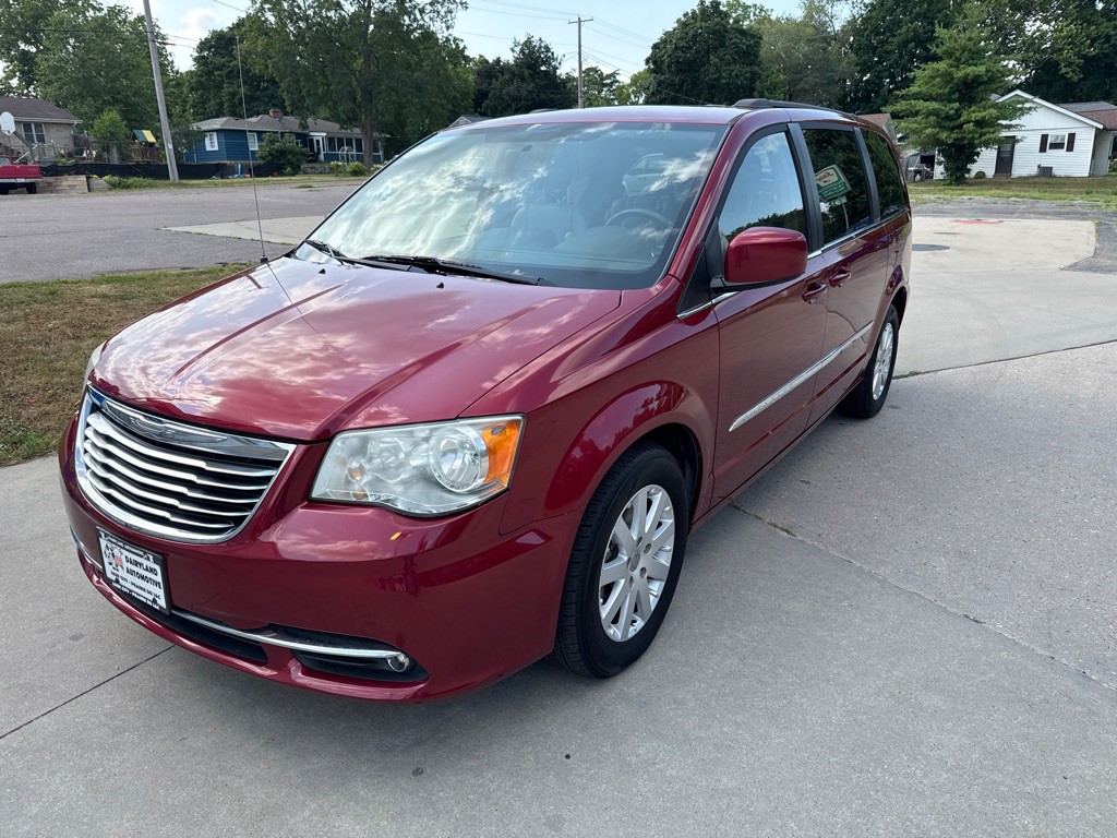 2015 Chrysler Town & Country Image 1