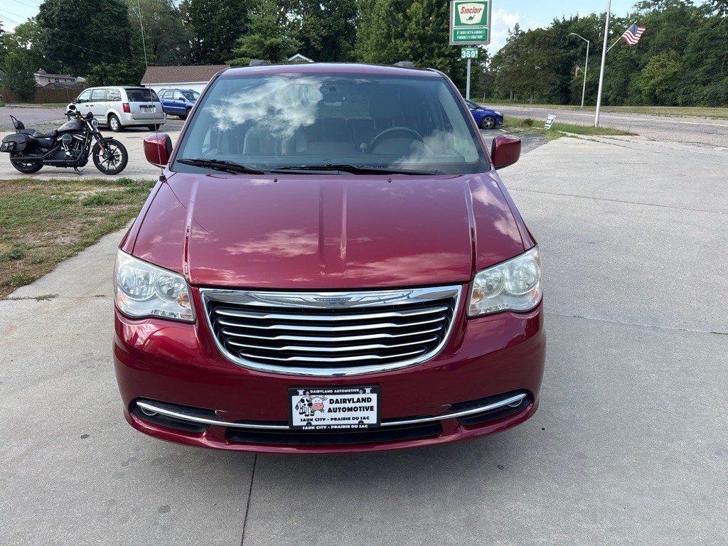 2015 Chrysler Town & Country Image 2