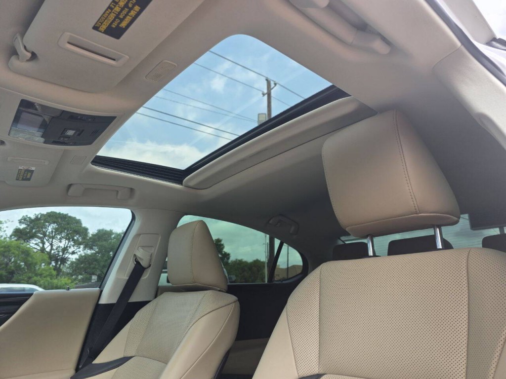 2021 Lexus ES 350 Image 23