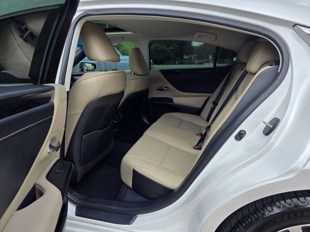 2021 Lexus ES 350 Image 24