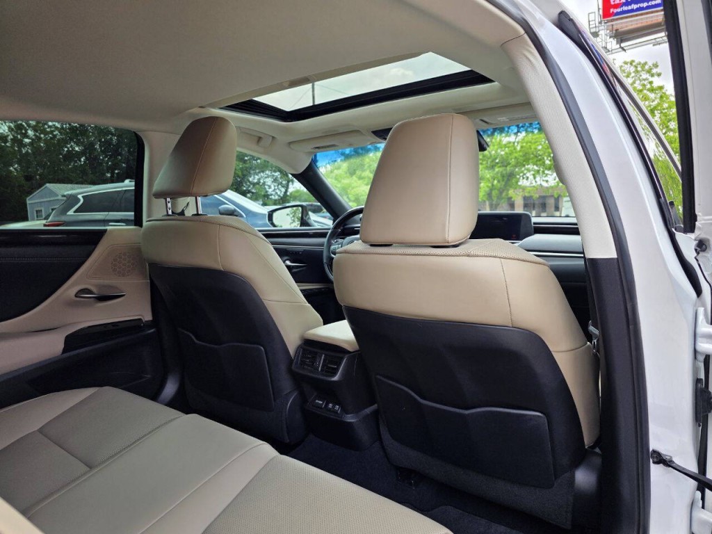 2021 Lexus ES 350 Image 31