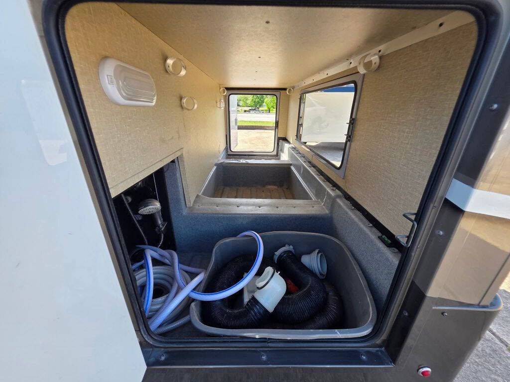 2016 Mercedes-Benz Sprinter Image 40