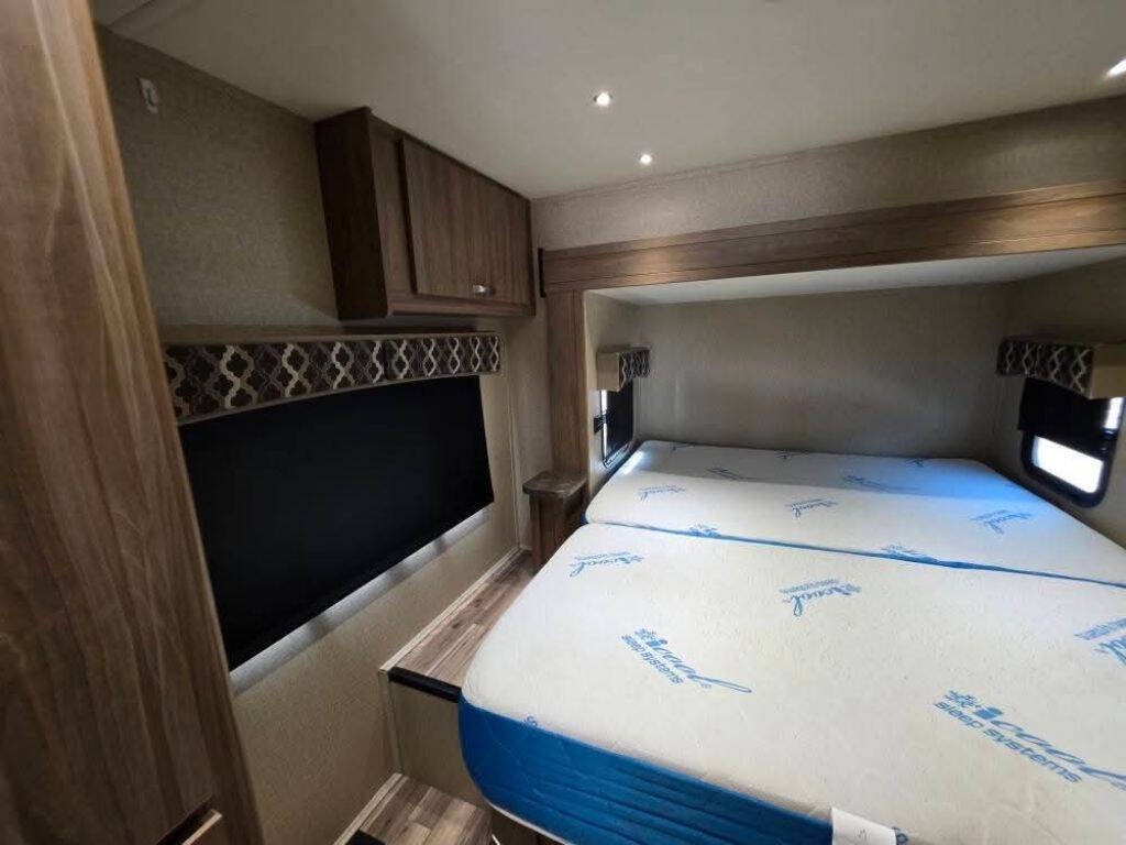 2016 Mercedes-Benz Sprinter Image 50