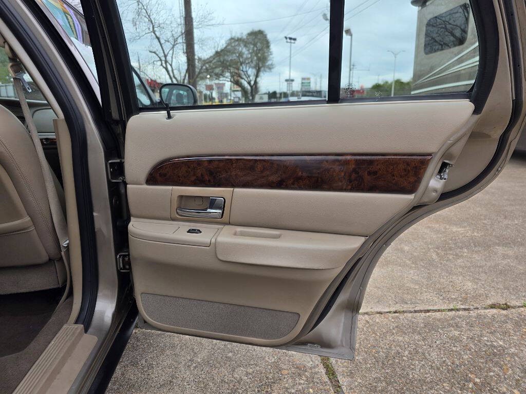 2005 Mercury Grand Marquis Image 28